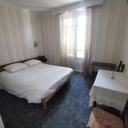 Hotel Le Tourisme 埃姆布能 外观 照片
