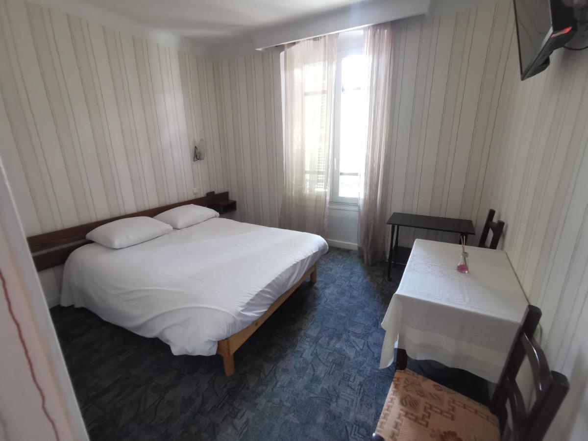 Hotel Le Tourisme 埃姆布能 外观 照片