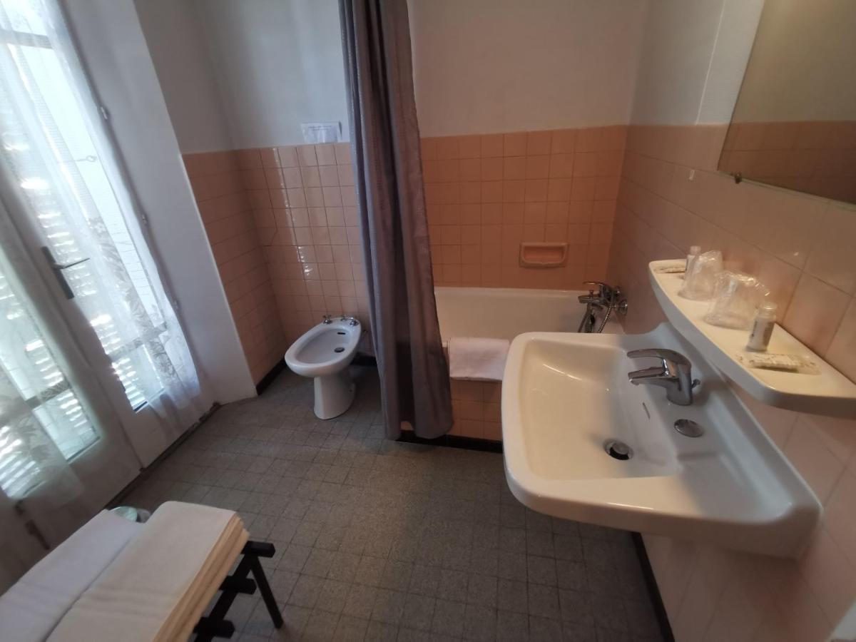 Hotel Le Tourisme 埃姆布能 外观 照片