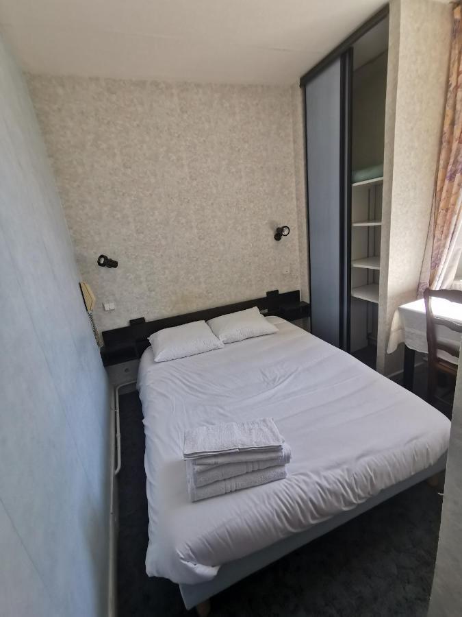 Hotel Le Tourisme 埃姆布能 外观 照片